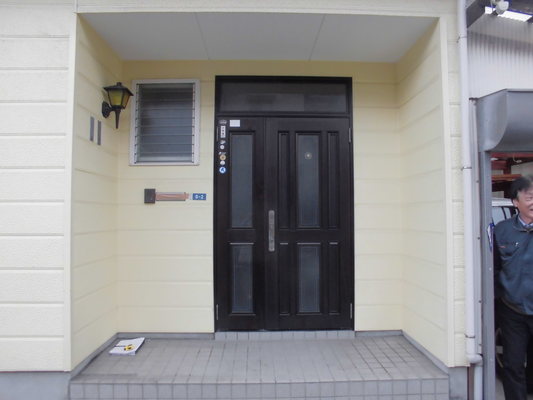 時短のカバー工法で、古い玄関ドアを新しいドアにリフォーム！間もなく竣工の山木戸Ｎ様邸