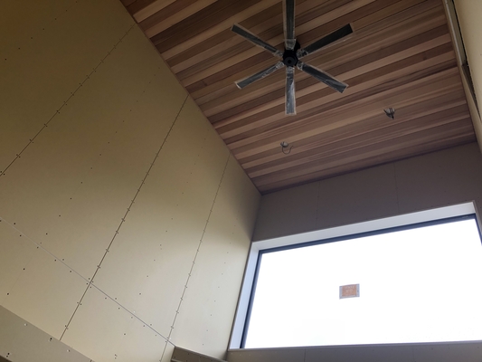 吹抜け天井にレッドシダー張りました