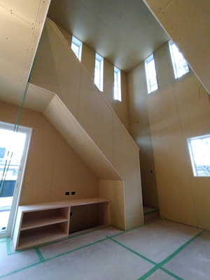 開放的な吹き抜けのある住宅