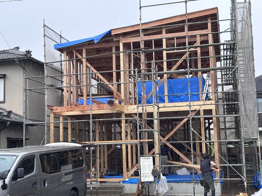 【現場報告】三条市では基礎工事、東区では上棟式を行いました！