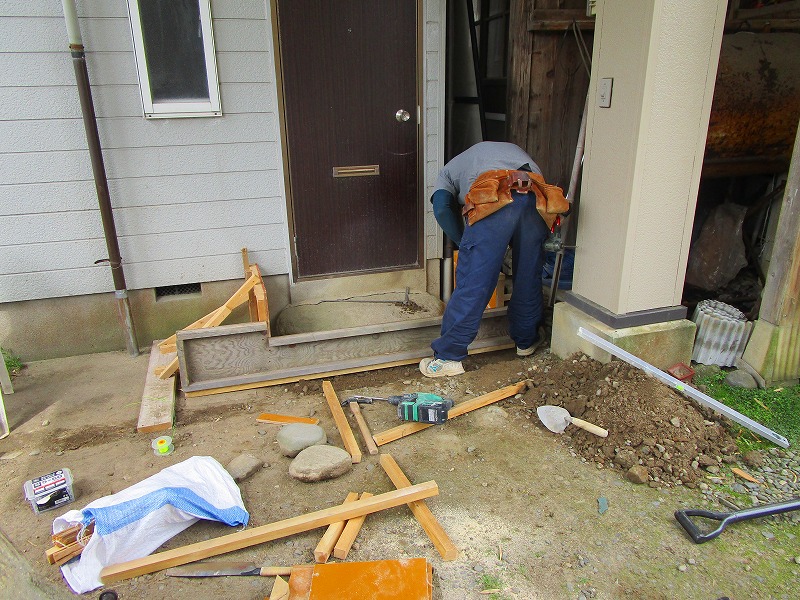 5-13ポーチ施工中IMG_5648.jpg