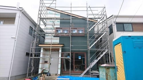 モスグリーンの外壁とチーク色のサッシの家