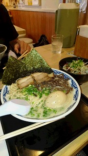 お昼は豚骨ラーメン.jpg